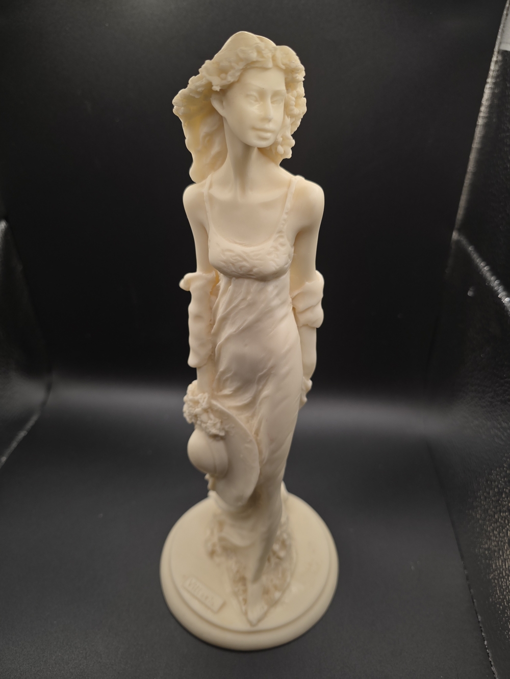 Vittoria Collection Italy Elegant Lady Figurine Resin Stone Sculpture